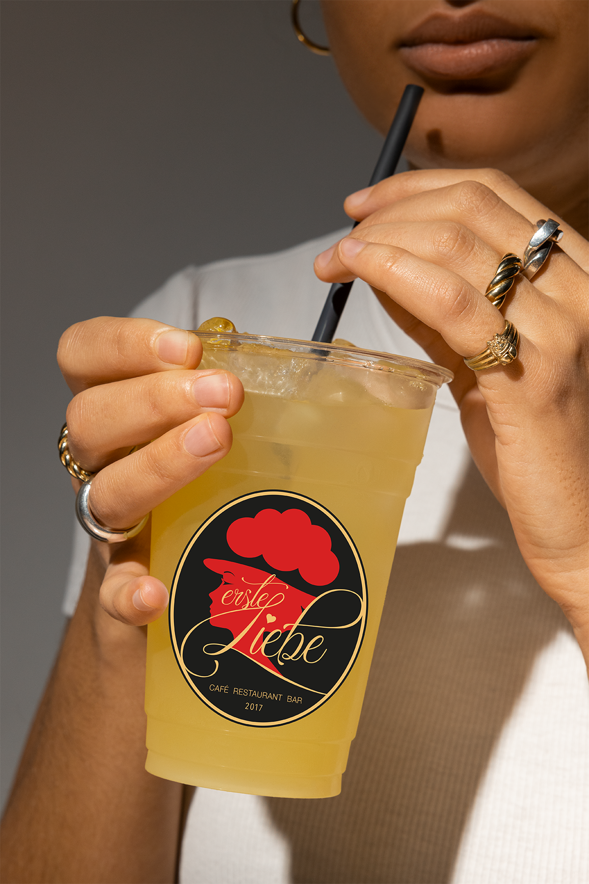 Hauslimonade im Becher mit ovalem Logo-Etikett