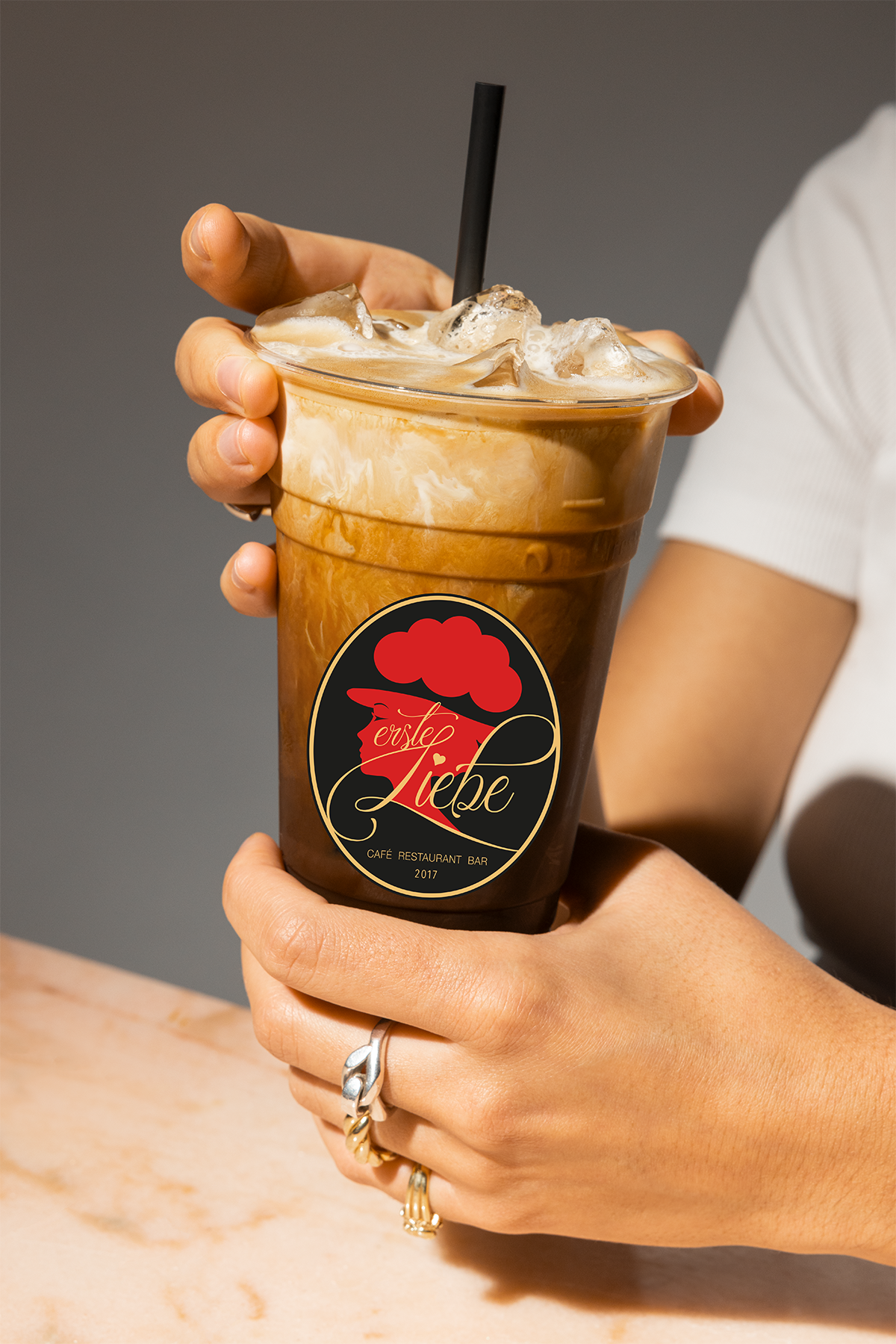 Iced-Coffee-Becher mit ovalem Logo-Etikett